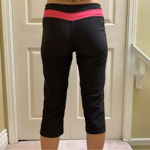 Nike Capri leggings Dri-Fit Athletic Yoga Training Sz Small black w pink trim